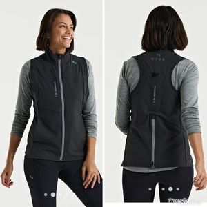 Oros Quantum Vest in carbon (website color), dark gray almost black small